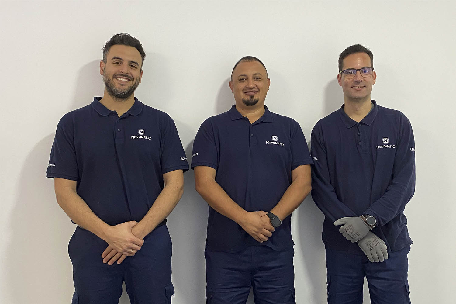 Técnicos de SPV de NOVOMATIC Málaga que reparan máquinas en Andalucía.