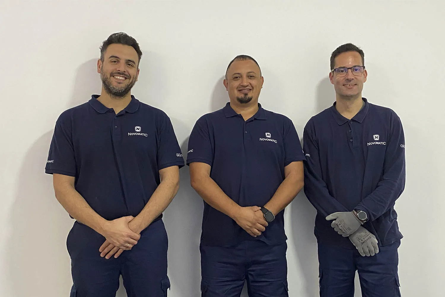 Técnicos de SPV de NOVOMATIC Málaga que reparan máquinas en Andalucía.