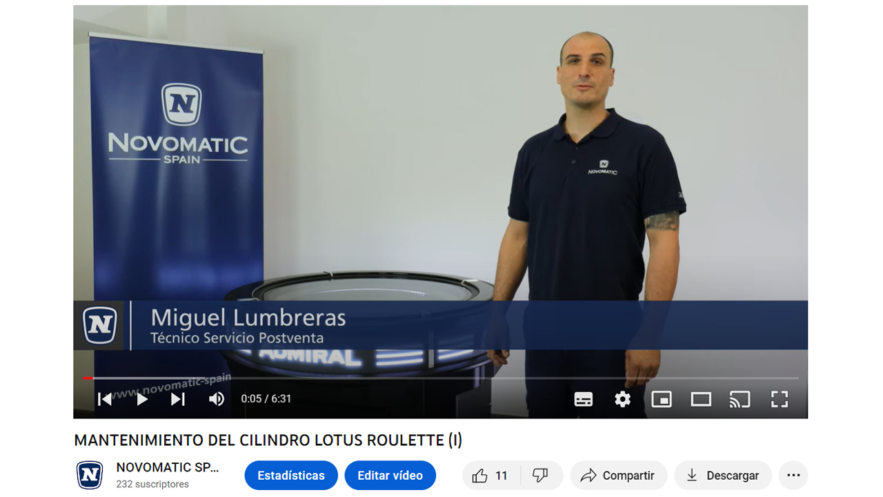 Lumbreras delante de una máquina NOVOMATIC para explicar su mantenimiento.