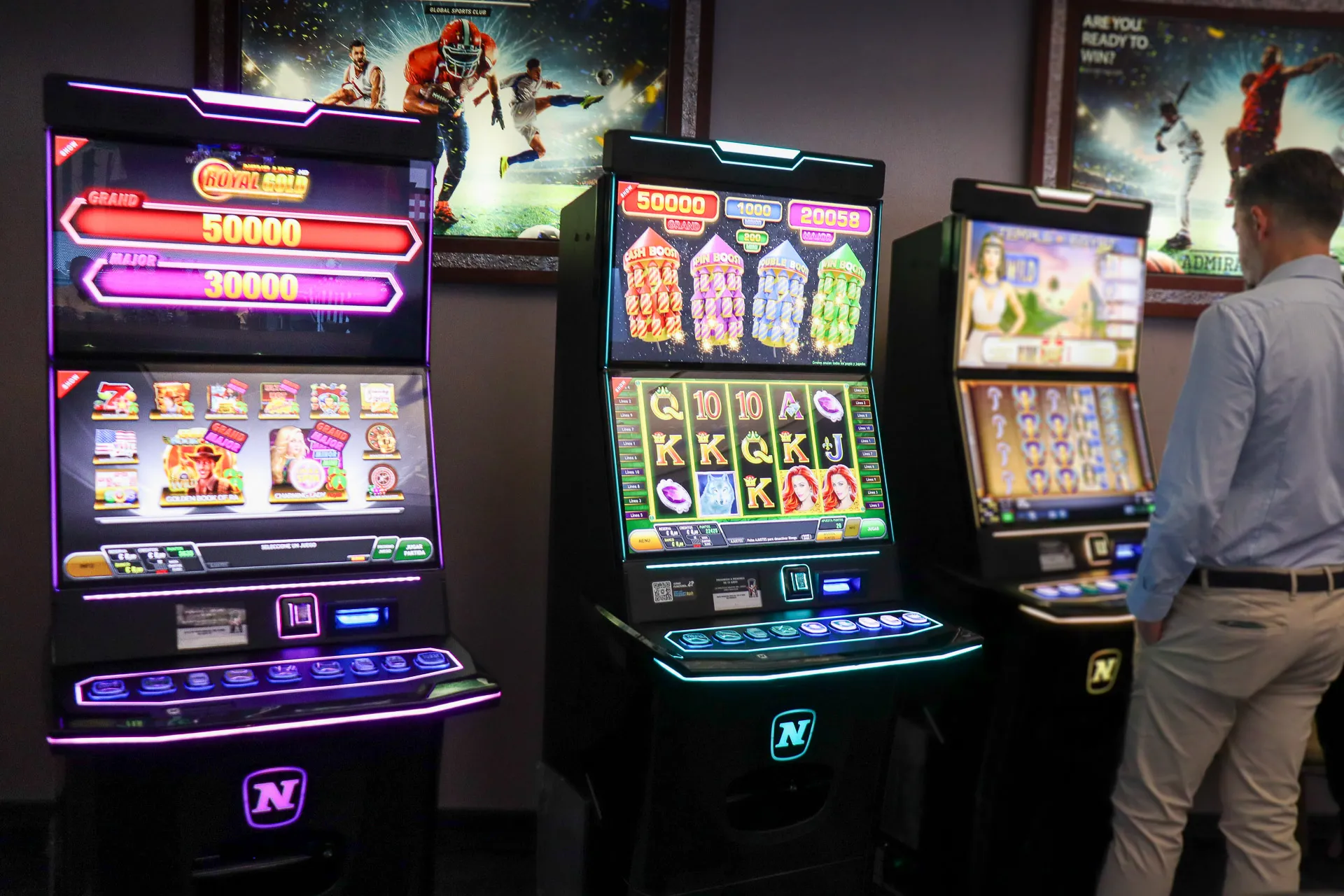 Máquinas de hostelería NOVO LINE Rocket Rush y NOVO LINE Royal Gold en el mueble de hostelería Winner Slim